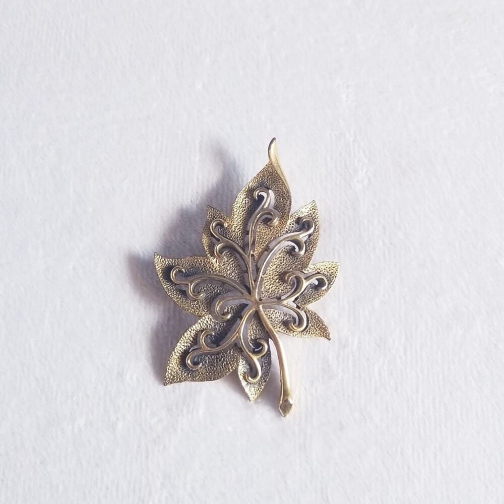 Vintage Leaf Brooch Pin Textured Lapel Antiqued Gold Tone Scarf Coat Jacket